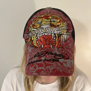 Röd ed Hardy keps - Pris kan diskuteras, kan mötas i Stockholm