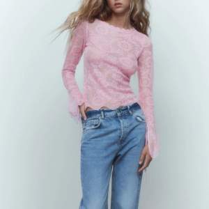 See through rosa tröja från zara i storlek s. Super fin på sommaren till ett par linnebyxor eller blåa jeans eller på en mysig middag osv🫶🏼