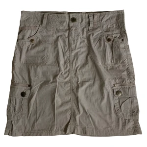 Mim cargoskirt  - Y2k grå/beige-aktig Mim Cargokjol med fina fickor och detaljer 🌟Midjemått: 80 cm. Längd: 49 cm. 100% bomull. Jag är 1,66! 