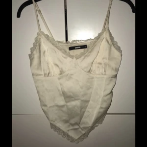 Bikbok linne  - Säljer ett champagne/beiget linne från Bikbok! Endast testad! Spårbar frakt tillkommer! 