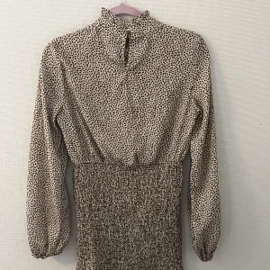 Leopard Mönstrad Klänning  - Klänning i leopard mönster. 🌷