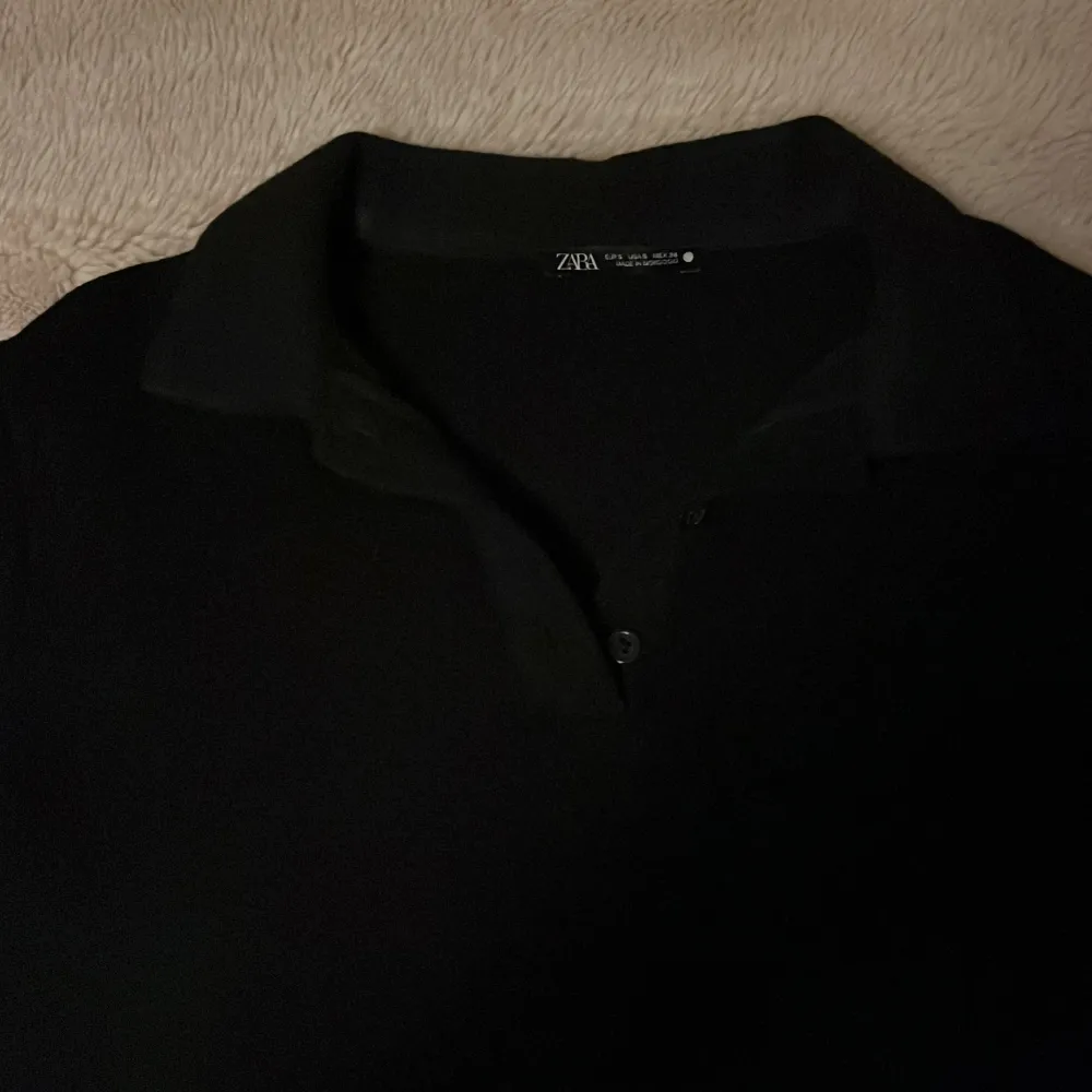 Enkel svart tröja med krage från zara. Den är inte använd mycket och i bra skick. Pris kan såklart diskuteras! 😊Tröjan är i storlek Small!. Tröjor & Koftor.