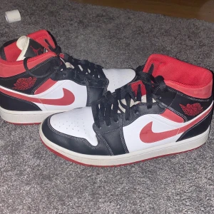 Jordan 1 gym red mid - Säljer dessa då jag bytt stil. Skorna är runt 7,5/10 kond Storlek 42,5(9) Låda finns men inget kvitto. Skriv för fler bilder 