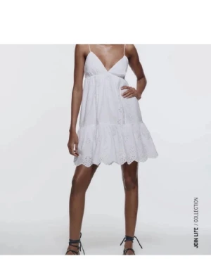 Zara klänning  - Superfin klänning från zara! Använd ca 5 gånger men är i bra skit förutom att det är en liten skada i ett av banden. Den va så när jag köpte den. Påverkar inte kvaliteten men det kanske inte är estetiskt snyggt. Går att laga tror jag. TRYCK INTE PÅ KÖP NU