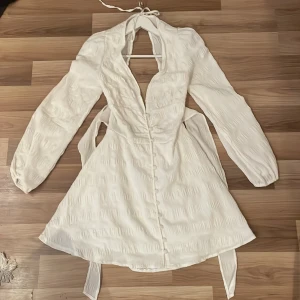 Studentklänning  - Supersöt aldrig använd studentklänning från Showpo. Den är helt öppen i ryggen med två band man kan knyta en rousette med. Klänningen skickas från Australien med hög frakt och mycket tull, därav kostade den mig 1 200kr och jag säljer den därför för 599kr💕