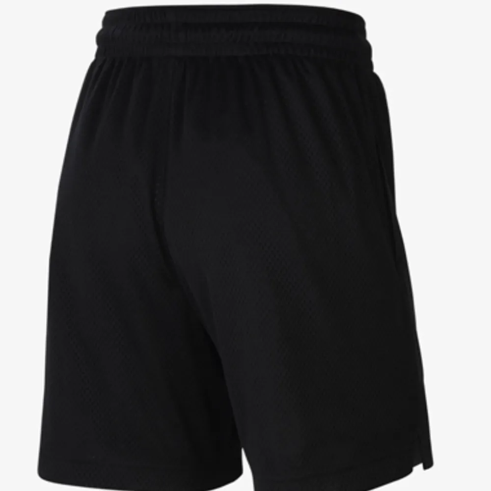 Säljer dessa svarta basket shorts då de inte kom till användning för att jag har två likadana.köpte dem för 269kr. Är öppen för byte frakt ingår inte i priset . Shorts.