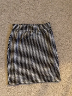 Kjol - nyskick, säljer då de inte kommer till användning!