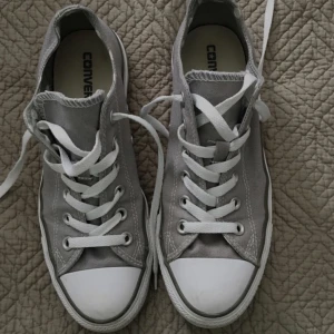 Converse - Säljer mina fina gråa låga Converse eftersom de inte längre kommer till användning. Storlek 37. Nypris 750kr men Säljer för 300kr