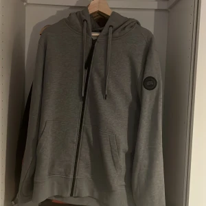 Canada Goose zip-up - Helt ny, aldrig använd. Nya kollektionen av Canada Goose  Storlek: L   Pris kan diskuteras vid intresse