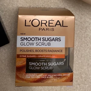 Face skrub - Oöppnad face scrub från Loreal Paris som ger ansiktet ett lyster och skimmer💞