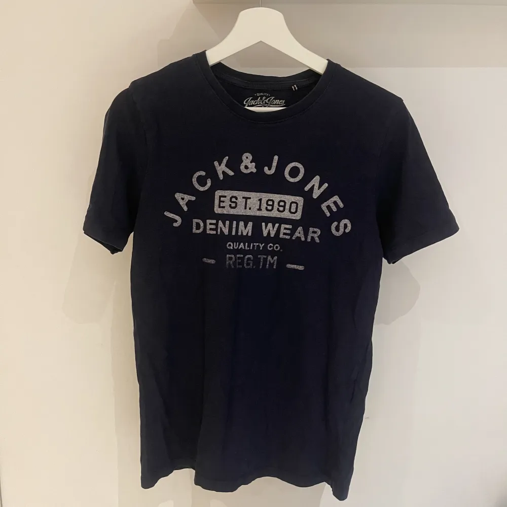 Jack & Jones T-shirt som har används få gånger. Väldigt skön och fin i materialet. Färgen är mörkblå och det är storlek S. Nypris: 600kr.. T-shirts.