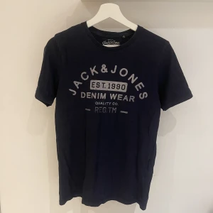 Jack & Jones T-shirt - Jack & Jones T-shirt som har används få gånger. Väldigt skön och fin i materialet. Färgen är mörkblå och det är storlek S. Nypris: 600kr.