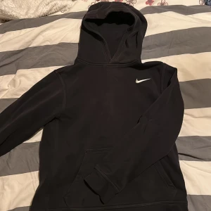 Nike hoodie  - Urtvättad Nike tröja! Storlek L men i barn så jag har använt den som är en S i vanliga fall 