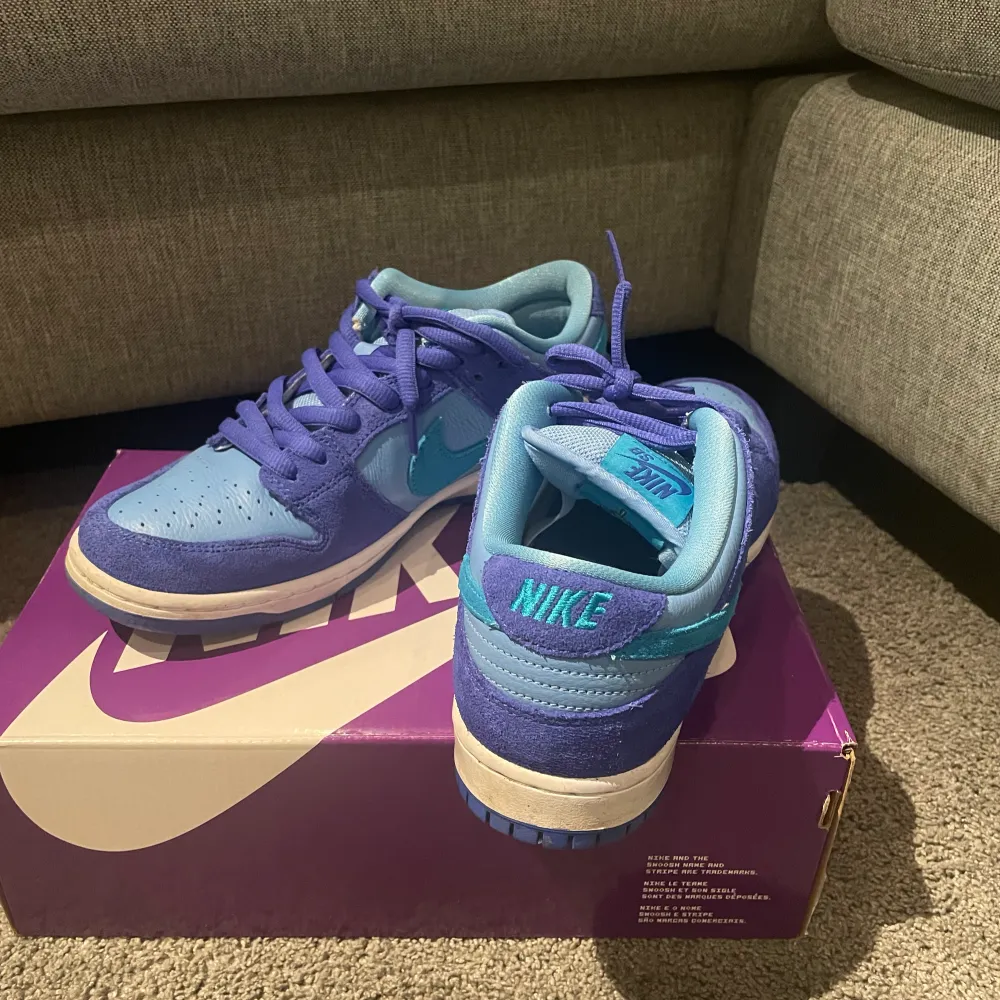 Jag säljer ett par nike dunk low blueraspberry eftersom att de knte riktigt kommit till användning🙃 Storlek: 42 använda 2 gånger😁 Dm gärna för flera bilder Ordinarie pris: ca 2400 och köpta på kickscrew . Skor.