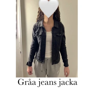 Jeans jacka  - Säljer denna fina gråa jeansjackan för att den inte kommer till användning längre. Den är i bra skick! Köparen står för frakten!❤️