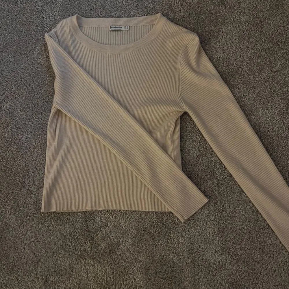 🤍Ribbad tröja från stradivarius🤍 Strlk: M/L Använd endast 1 gng, men inga märken. Färgen är beige, men lite ljusare/mer  mot vit. Pris kan diskuteras men runt 70kr + frakt! . Toppar.