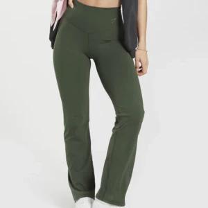 Gymshark byxor - Olivgröna yoga byxor från gymshark, använda en gång men väljer att sälja för att jag tyckte att de inte passade! Nypris 749kr 