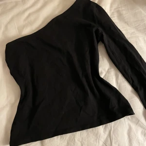 One sleeve - Jättefin festtopp, blir aldrig använd något mer tyvärr. Frakt tillkommer☀️