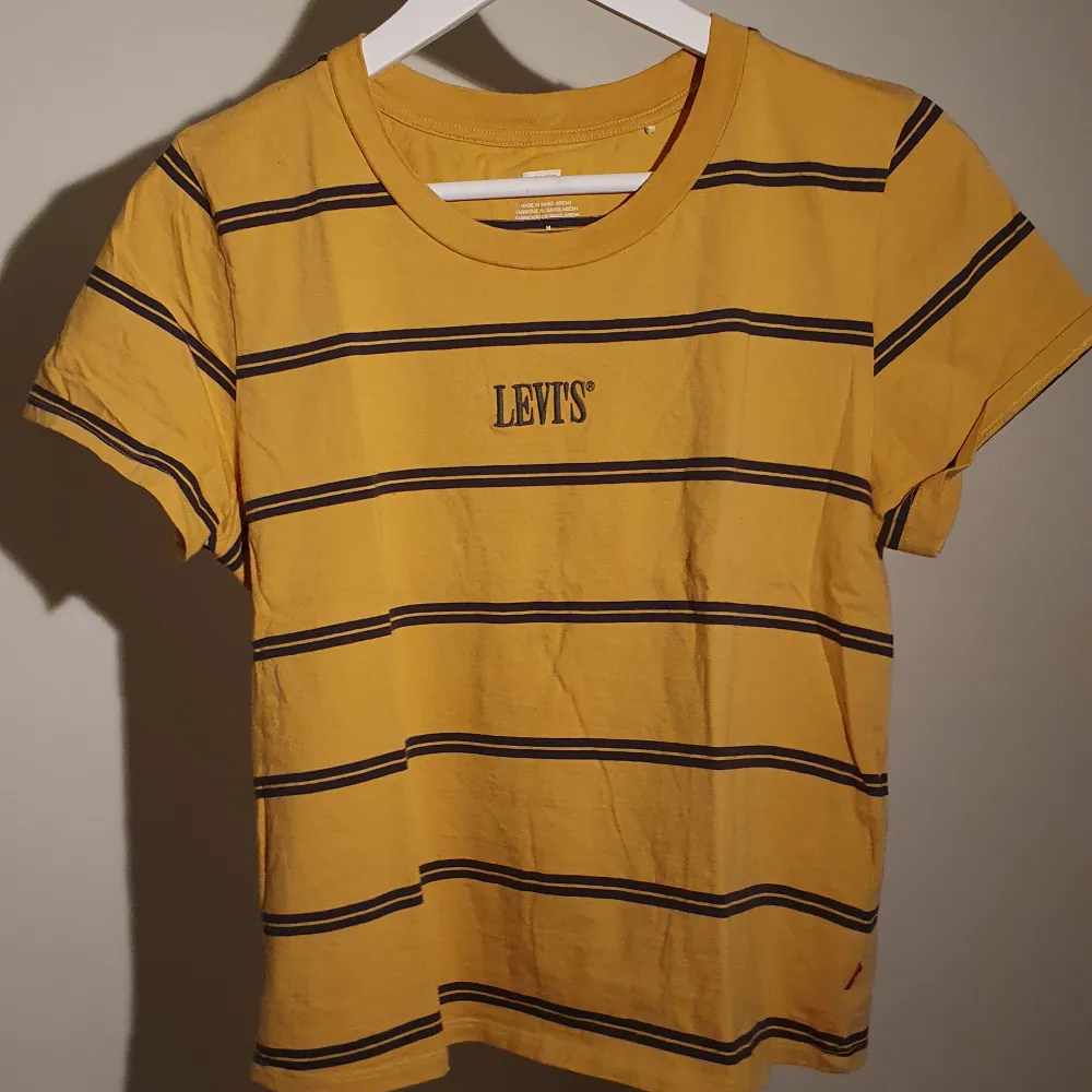 Gul Levis t-shirt i fint skick💛 Strl M men mer som S😊. T-shirts.
