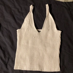 En fin stickad tropp!  - Den är i helt okej skick utan det på bilden! 💓