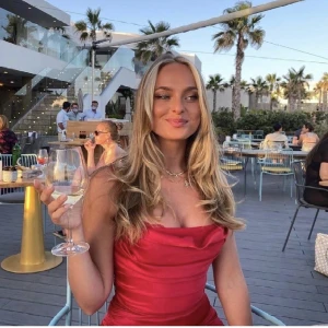 OH POLLY KLÄNNING -  Oh Polly  klänning som tyvärr är lite för liten för mig! Heter ” All for you” på oh pollys hemsidan i storlek 8 vilket motsvarar en S. Jätte fint skick💖första två bildern från Alice Stenlöf och tredje från Oh pollys hemsida då jag inte har egna❤️