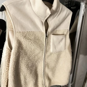Lurvig väst - Vit ”lurvig” väst i fleece med fickor. 💘