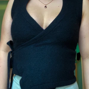 Omlott topp från french connection  - Topp från french connection son knyts med snöre Storlek S men passar en XS Säljer då den är för liten 