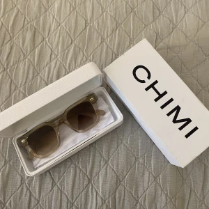 Chimi solglasögon  - Chimi solglasögon⭐️Skitsnygga o nysick. Modell 04 i färgen Ecru, perfekta nu till våren o sommaren! Ny pris 1200SEK