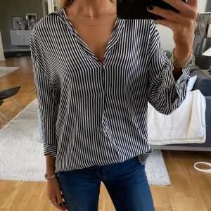 Randig skjorta/blus - Säljer min randiga, skjorta/blus, från Zara. Storlek xs. Jättefin vardagstopp!