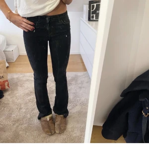Jeans från zara - Lågmidjade mörkgrå jeans från zara. Storlek 36❤️