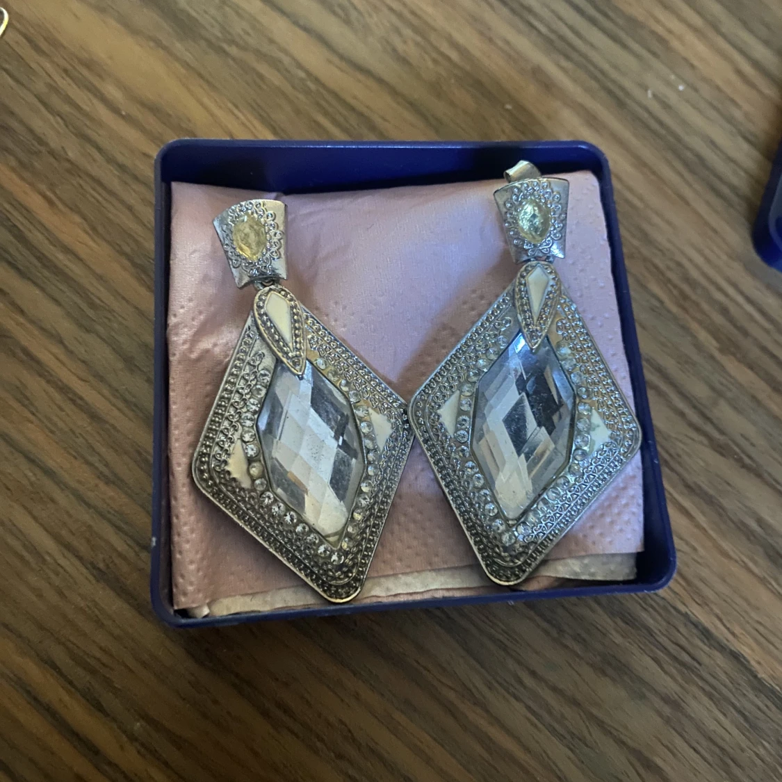 glittrande örhängen