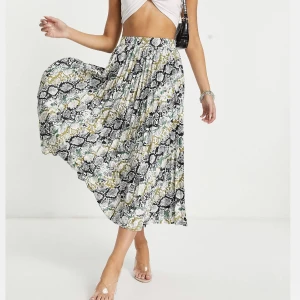 Plisserad kjol  - Ormskinnsmönstrad plisserad minikjol i satin 