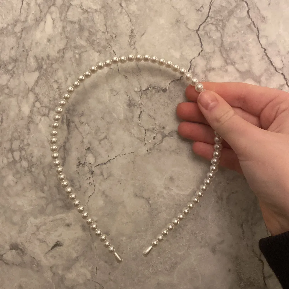Jag säljer detta pärl diademet för 5kr jag har fått det av min syster så jag vet inte mycket om det men det är iaf ett vitt pärl diadem i One Size som jag säljer för 5kr. Det är i jättebra skick för att jag aldrig har använt det. Köp gärna❤️. Accessoarer.
