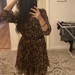 blommig klänning - jättegullig blommig klänning från Mango, står ej någon storlek men passar S-M💕