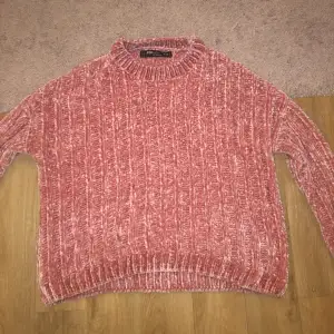 Säljer denna ljusrosa stickade tröjan ifrån FBsister (knitwear)  som är i nyskick! Tröjan är i XXS. Kontakta mig privat om ni har fler frågor eller vill ha fler bilder etc.💗