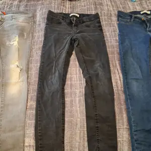 3 par jeans från Vero Moda. Storlek medium. 100 kr styck eller 200 för alla 3.