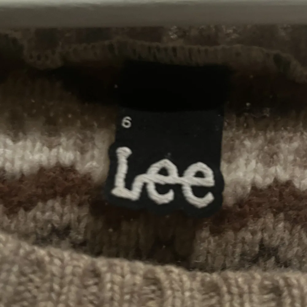 Säljer denna fina tröja från Lee i stl. 6 motsvarar ca XS skulle jag säga! . Stickat.
