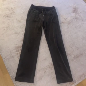 Juciy couture  - Säljer mina bruna juciy byxor i färgen chocolate. Jag köpte dem på plick förra året och dem är använda! Säljer pga att jag inte använder dem längre.❤️