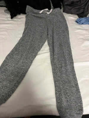 Tunna mjukisbyxor - Använd ca 10 gånger. Med snöre