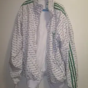 Otroligt Unik Jacka av märket Adidas. Den är inte i nyskick men har en vintage touch. Inget trasigt.  Vitjacka med gröna detaljer.  Pris kan diskuteras. 