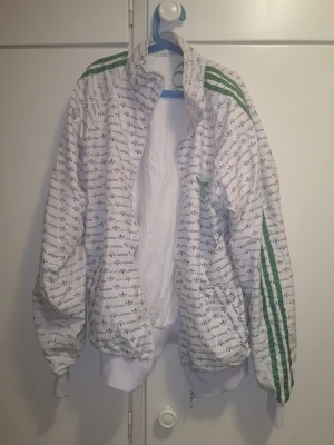 Adidas vintage jacket - Otroligt Unik Jacka av märket Adidas. Den är inte i nyskick men har en vintage touch. Inget trasigt.  Vitjacka med gröna detaljer.  Pris kan diskuteras. 