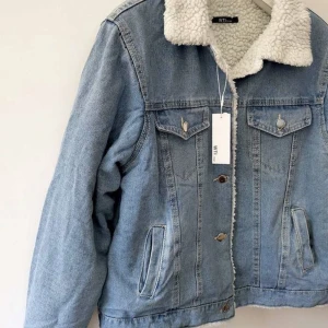 Jeansjacka - Fin jeansjacka med päls köpt på hm! Säljer eftersom den inte kommer till användnings. Fin passform och knappt använd! ❣️