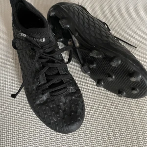Fotbollsskor Puma strl 37 - Fotbollsskor Puma storlek 37