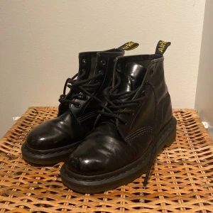 Dr Martens AirWair - Svarta Dr Martens, 6håls. Liten slitning fram men syns knappt