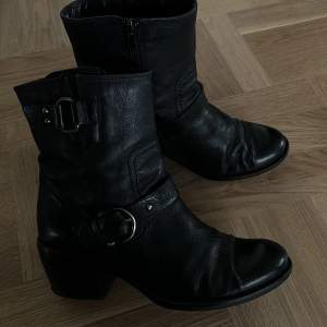 Jättesnygga svarta läder boots med klack, använda men fortfarande i väldigt fint skick. Köpta i USA, storleken 8 dvs. 39
