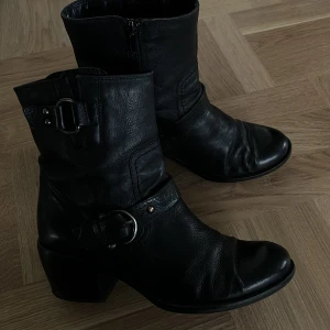 Svarta boots - Jättesnygga svarta läder boots med klack, använda men fortfarande i väldigt fint skick. Köpta i USA, storleken 8 dvs. 39