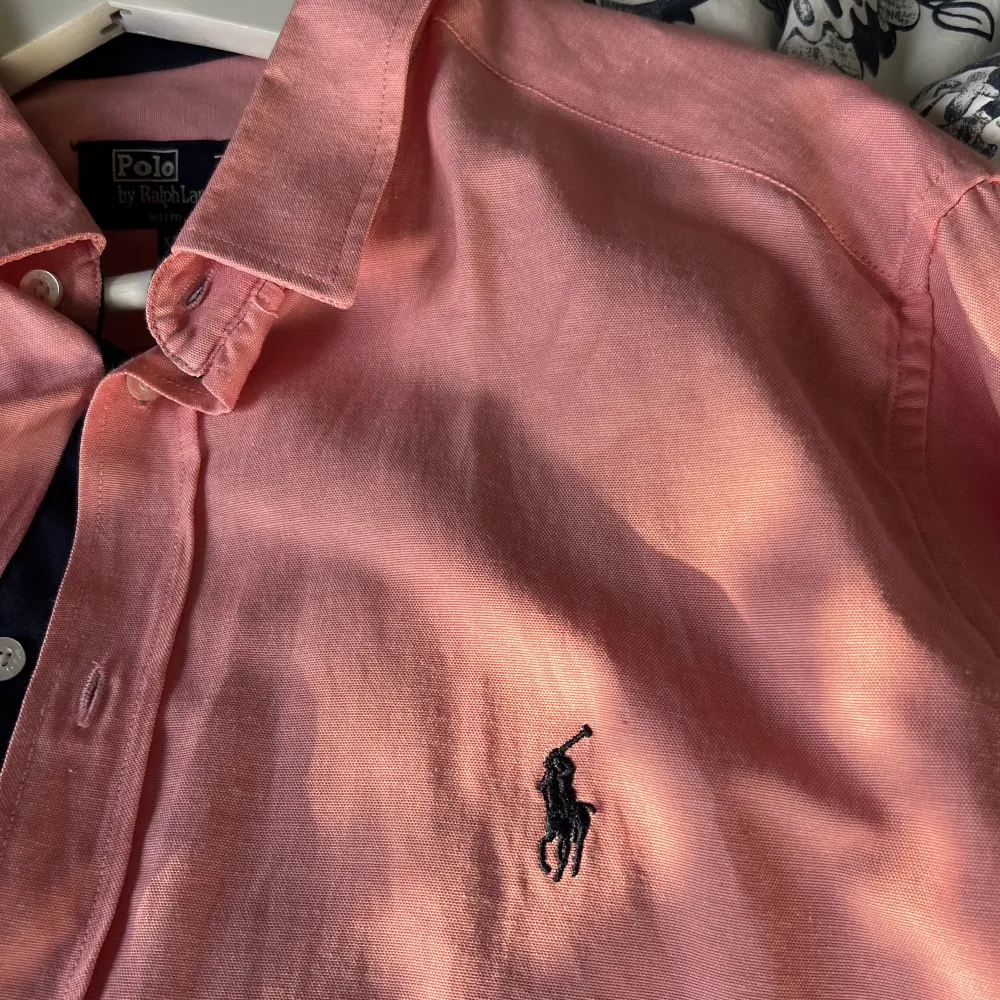 En skjorta från Ralph loren i färgen rosa. Min svågers skjorta som han köpte för ungefär 15 år sedan. Storlek xl slimfit. Men aldrig använd så mycket bra skick.. Skjortor.