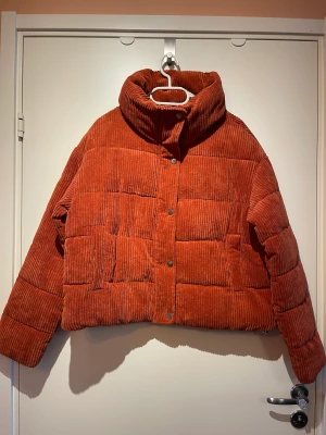 Orange manchesterjacka / pufferjacket - Supergo och varm mörkorange pufferjacket i manchestertyg säljes! Storlek M. Endast använd några få gånger. Finns att hämta i Högdalen! ✨