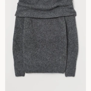 Off shoulder-tröja - Aldrig använt tröjan då jag upplever att den är lite för stor för mig, men jag har sett många använda den och den är jättefin och är i helt nytt skick!💗