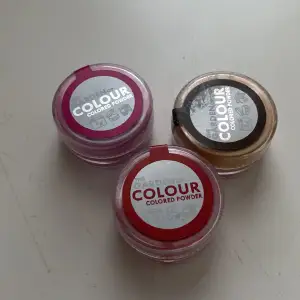 Puderfärg till naglar i guld, röd och rosa. 30kr/st